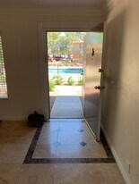 565 S Royal Crest Cir, Unit 6 in Las Vegas, NV - Building Photo