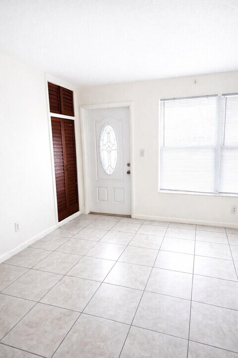 1300 NW 61st Ave in Sunrise, FL - Building Photo