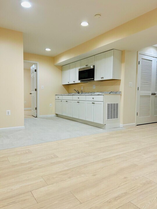 2416 Neabsco Creek Ct, Unit Walkout Basement in Woodbridge, VA - Foto de edificio