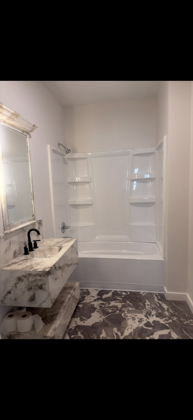 527 Gooding St, Unit 2ndfloor in La Salle, IL - Building Photo - Building Photo