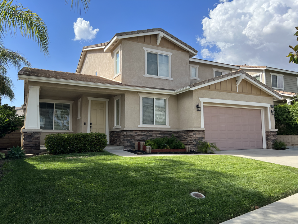 23935 Via Alisol in Murrieta, CA - Building Photo