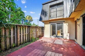 2494 Waterside Dr in Lake Worth Beach, FL - Building Photo - Building Photo
