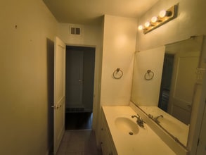 27381 Markbarry Dr in Euclid, OH - Foto de edificio - Building Photo