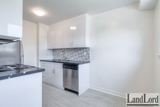 2830 Midland Ave in Toronto, ON - Building Photo - Building Photo