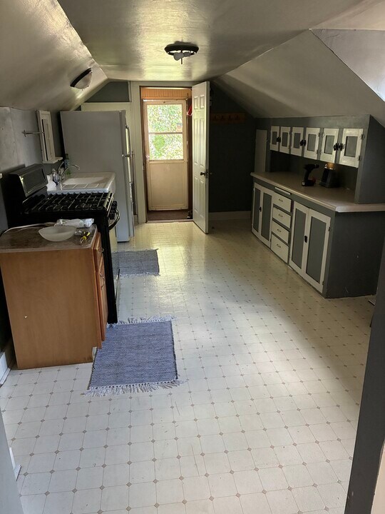 210 Thompson St, Unit #2 in Mankato, MN - Building Photo