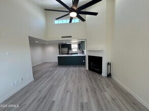 2020 W Union Hills Dr in Phoenix, AZ - Building Photo - Building Photo