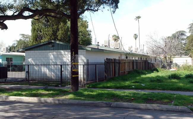 1264 N Sierra Way in San Bernardino, CA - Foto de edificio - Building Photo