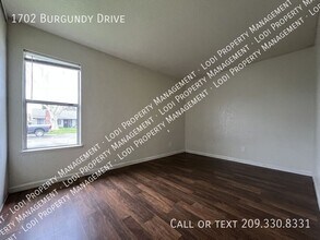 1702 Burgundy Dr in Lodi, CA - Building Photo - Building Photo