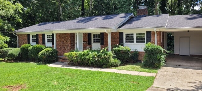 1301 Pisgah Church Rd in Greensboro, NC - Foto de edificio - Building Photo