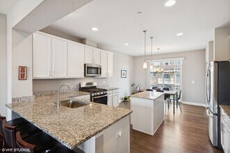 1939 Kingsley Cir in Northbrook, IL - Building Photo - Building Photo