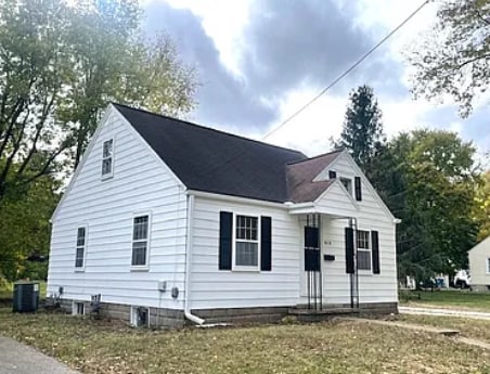 813 E Washington St in Monticello, IL - Building Photo - Building Photo