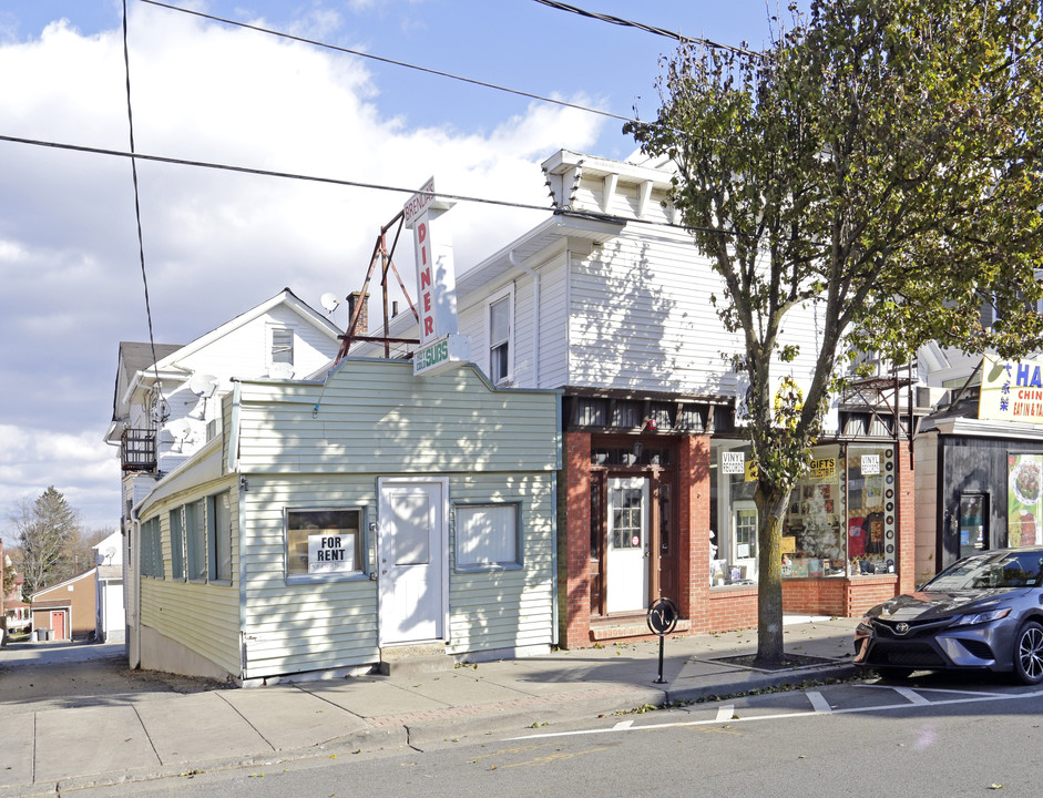 221 Spring St in Newton, NJ - Building Photo