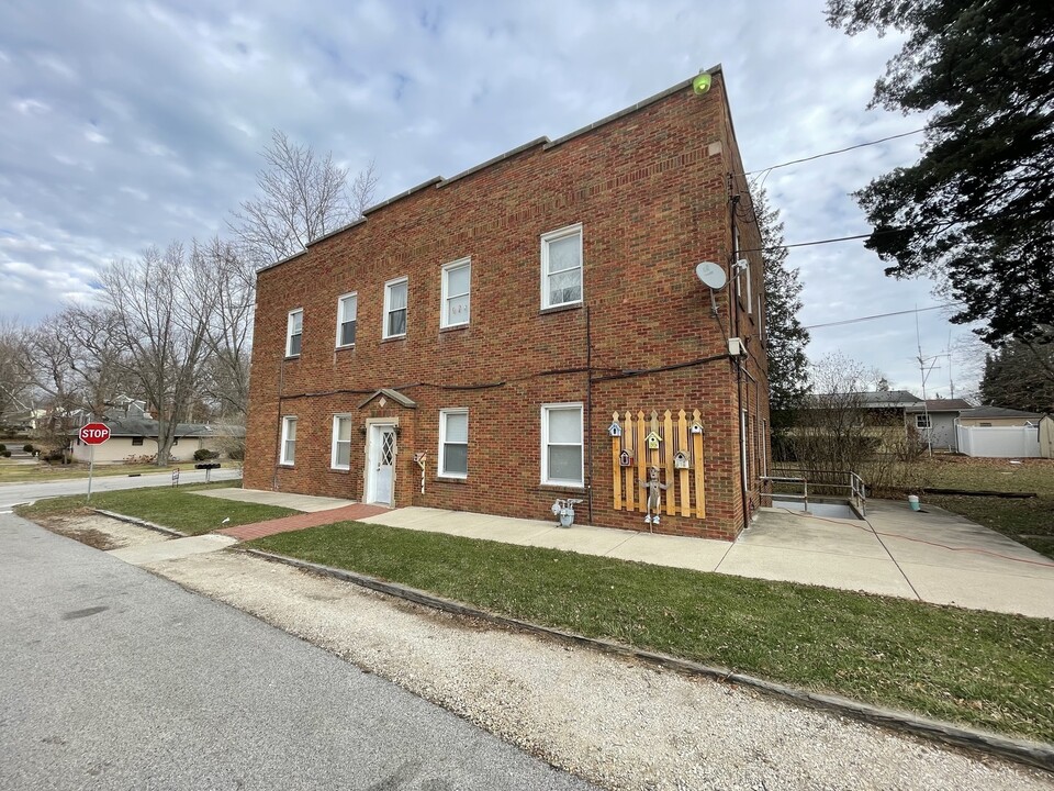 302 Division St in Geneva, IL - Building Photo