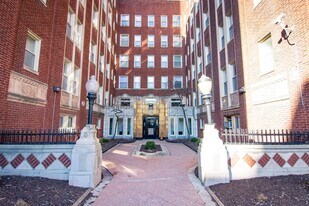 7130 S Jeffery Blvd in Chicago, IL - Building Photo