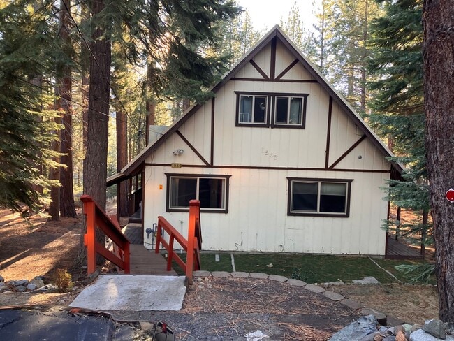 1587 Crystal Air Dr in South Lake Tahoe, CA - Building Photo - Building Photo
