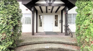 2500 Quadra St in Victoria, BC - Building Photo - Building Photo