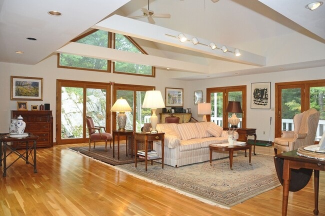 4 Crestview Ln in Milton, MA - Building Photo - Building Photo