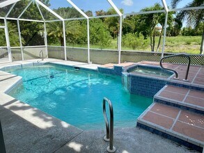 801 SE 41st St in Cape Coral, FL - Foto de edificio - Building Photo