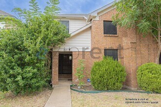 1929 Pinecrest Dr in Carrollton, TX - Building Photo - Building Photo