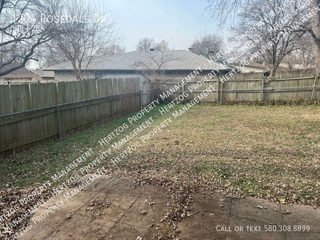 1204 Rosedale Dr in Ponca City, OK - Building Photo - Building Photo