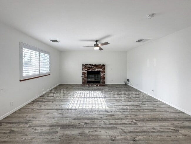 1240 W Mariposa Ave in Ridgecrest, CA - Building Photo - Building Photo