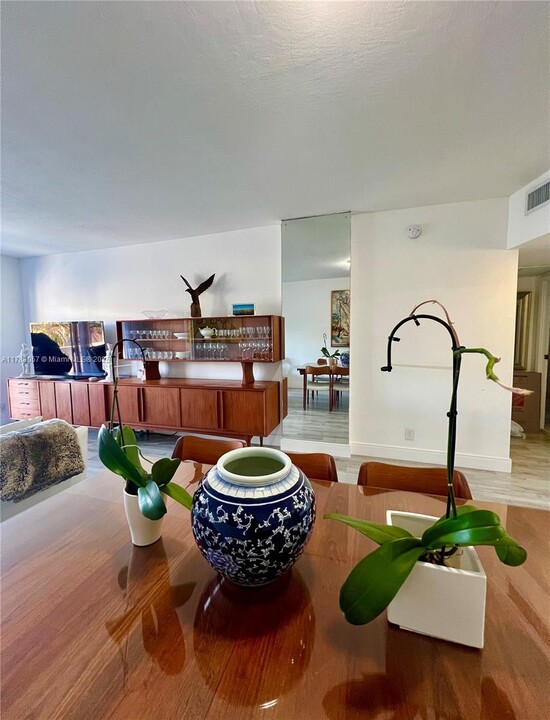 100 Edgewater Dr in Miami, FL - Building Photo