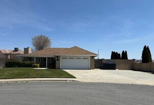 1198 Magnolia Ct in Tehachapi, CA - Building Photo