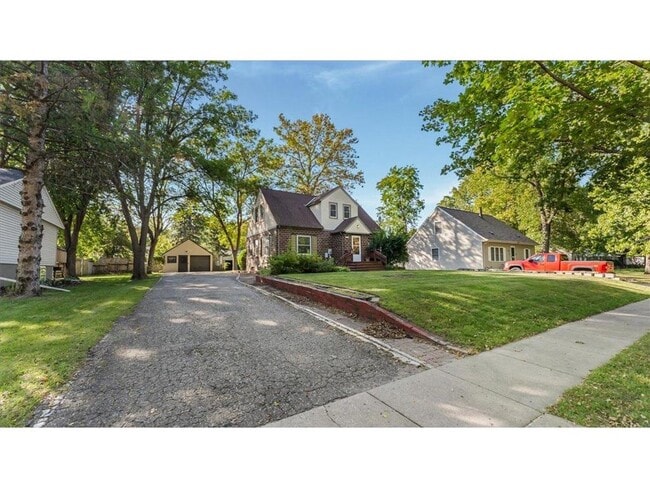 property at 828 15th St SW