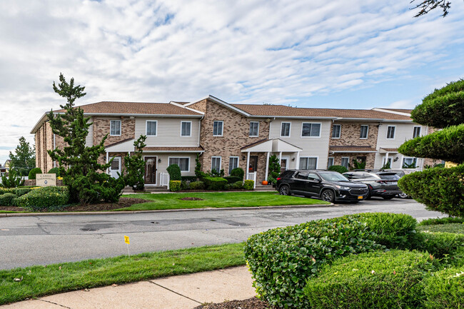 Cameo Townhouses in Valley Stream, NY - Building Photo - Building Photo