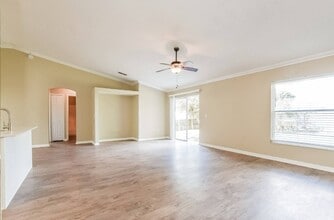 650 4th Ave N in Deltona, FL - Foto de edificio - Building Photo