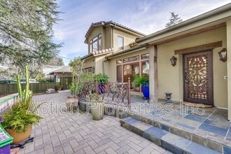 701 La Para Ave in Palo Alto, CA - Building Photo - Building Photo