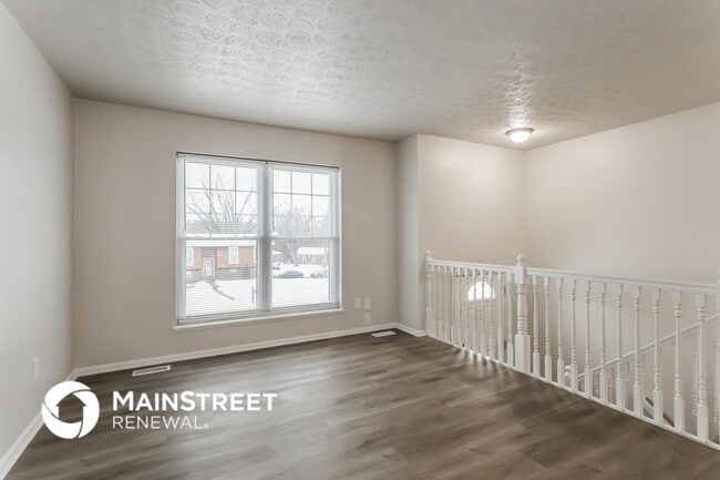 8509 Gainsborough Dr, Unit B201 in Louisville, KY - Foto de edificio - Building Photo