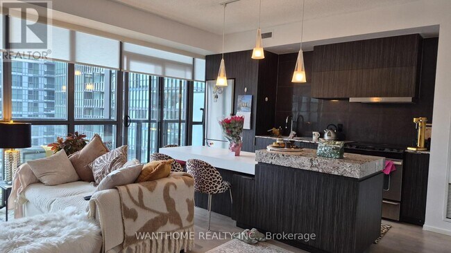 101 Charles St E in Toronto, ON - Building Photo - Building Photo