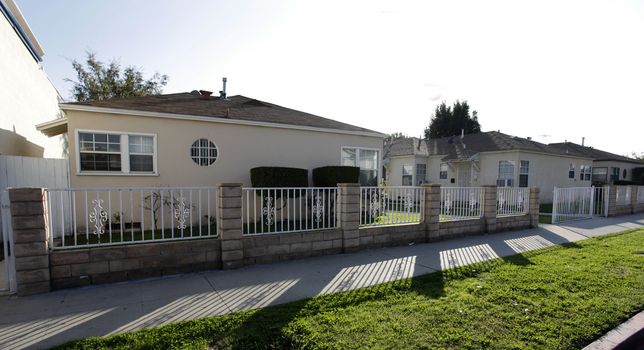 11412-11418 1/2 Victory Blvd in North Hollywood, CA - Building Photo