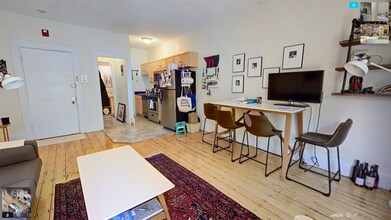 1059 Beacon St, Unit 7 in Brookline, MA - Foto de edificio - Building Photo