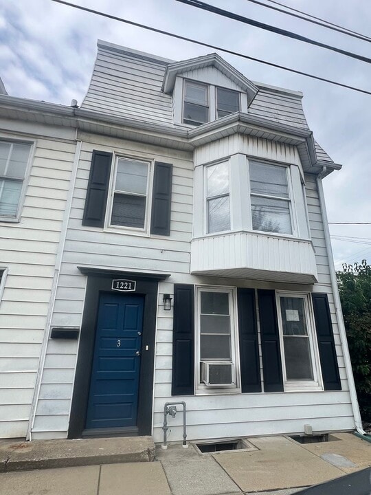 1221 E Philadelphia St in York, PA - Building Photo