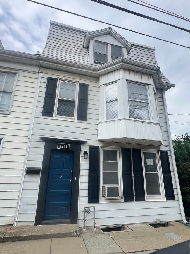 property at 1221 E Philadelphia St