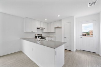 1422 Laima Curve in San Antonio, TX - Building Photo - Building Photo