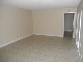 911 Springdale Cir in Palm Springs, FL - Building Photo - Building Photo