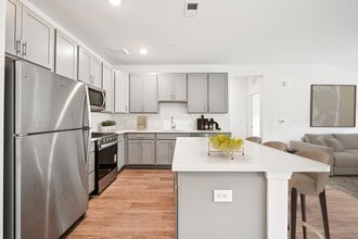 Laurel Green Apartments in Mount Laurel, NJ - Foto de edificio - Building Photo