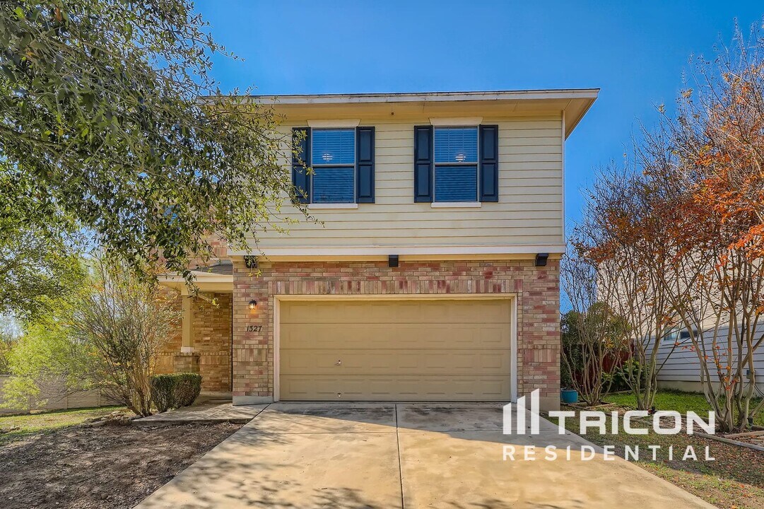 1327 Sundance Fall in San Antonio, TX - Building Photo