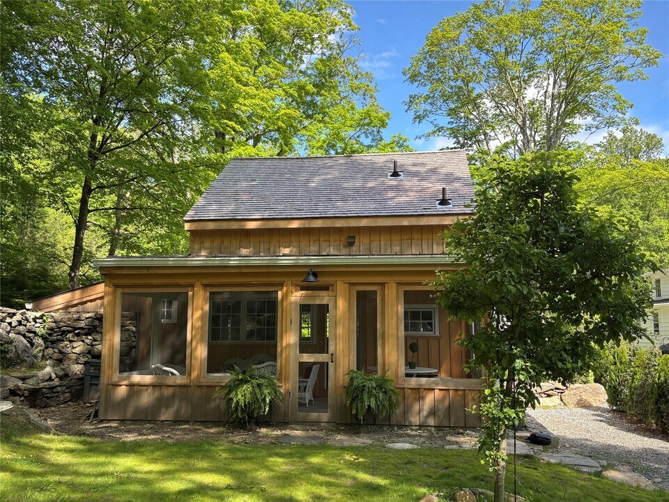 38 Creemer Rd in Armonk, NY - Building Photo