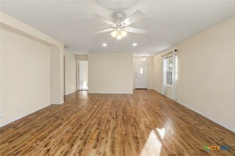 2051 Dragon Trail in New Braunfels, TX - Foto de edificio - Building Photo