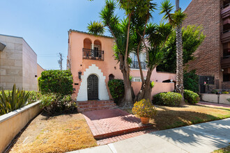 137 S Rexford Dr in Beverly Hills, CA - Building Photo - Building Photo