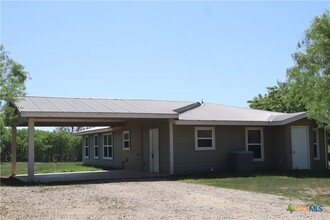 1961 Jakes Colony Rd in Seguin, TX - Foto de edificio - Building Photo
