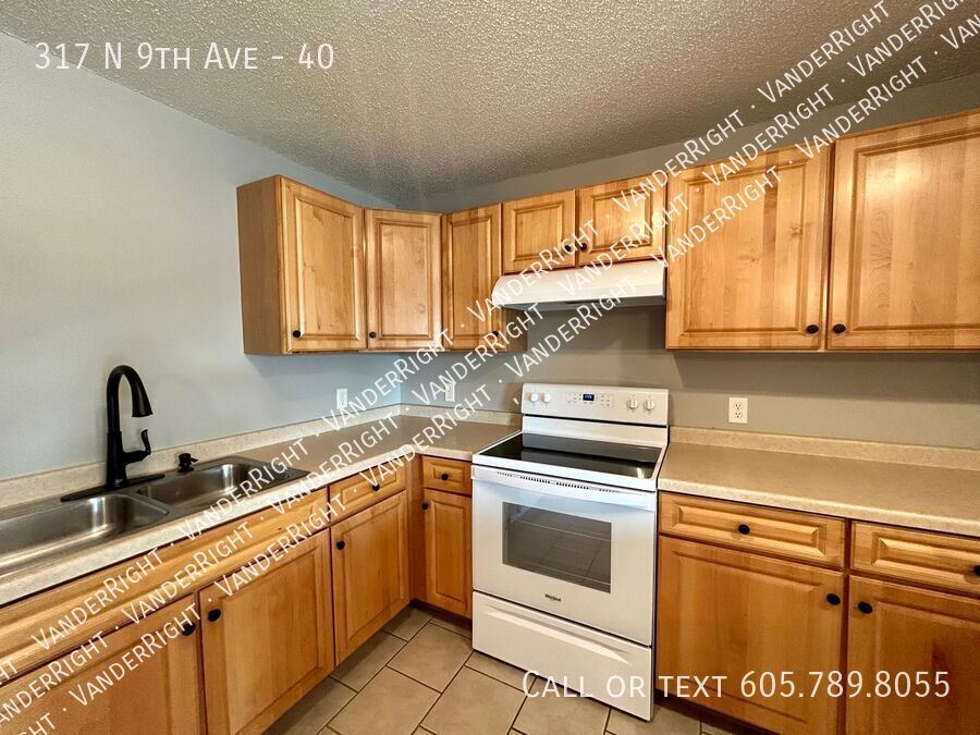 317 9th Ave in Brandon, SD - Building Photo