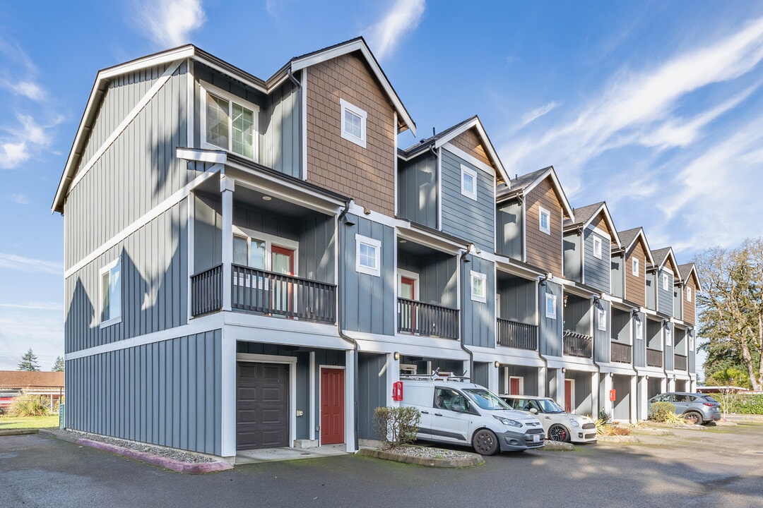 Rainier Terrace Townhomes in Lakewood, WA - Building Photo