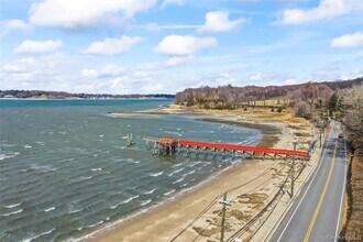 4 Elfland Ct in Oyster Bay, NY - Building Photo - Building Photo