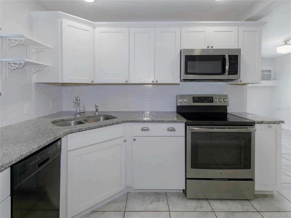 2808 Clinton St S-Unit -E in Gulfport, FL - Building Photo