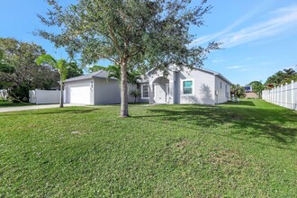 457 SW Todd Ave in Port St. Lucie, FL - Foto de edificio - Building Photo